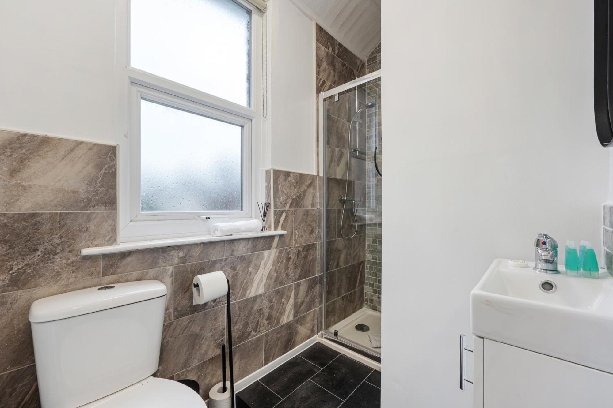 Anfield Cosy Stays - Air Host & Stay - Sleeps 14 Liverpool Exterior photo