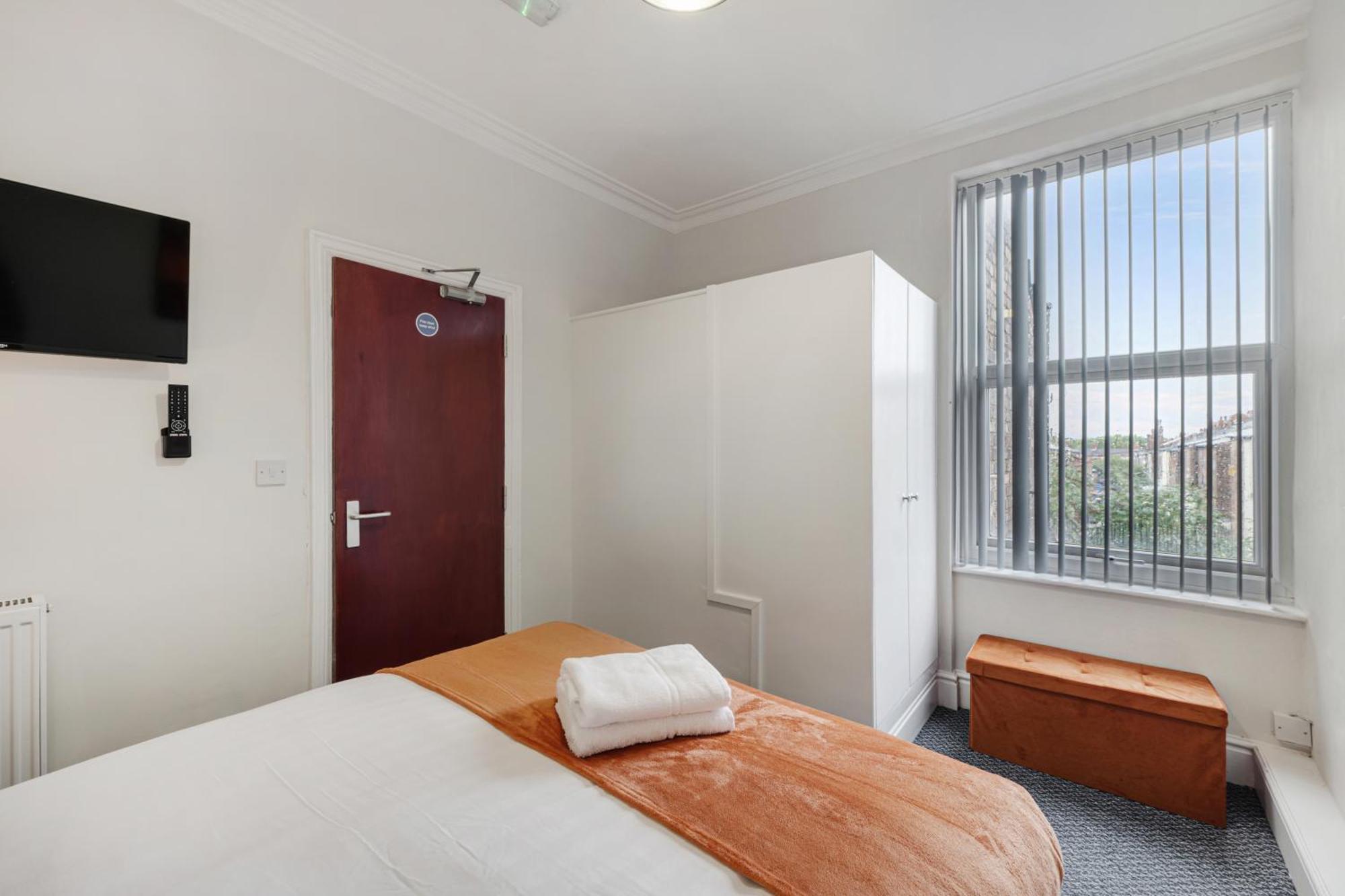 Anfield Cosy Stays - Air Host & Stay - Sleeps 14 Liverpool Exterior photo